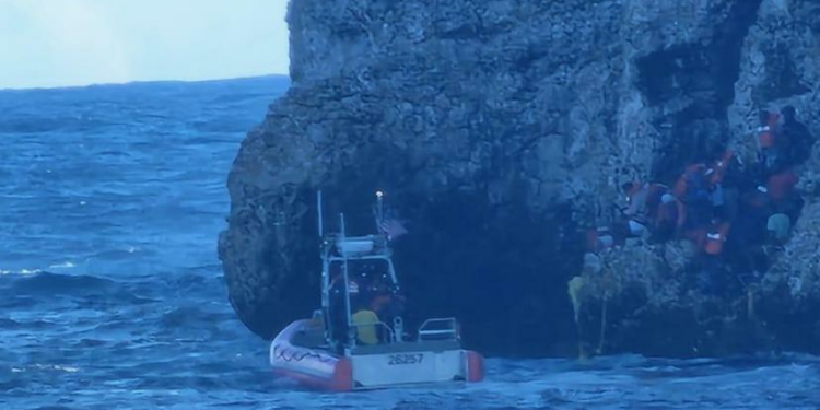 Un grupo de 55 inmigrantes abandonado por contrabandistas en la isla de Monito fue rescatado este jueves por la Guardia Costera.