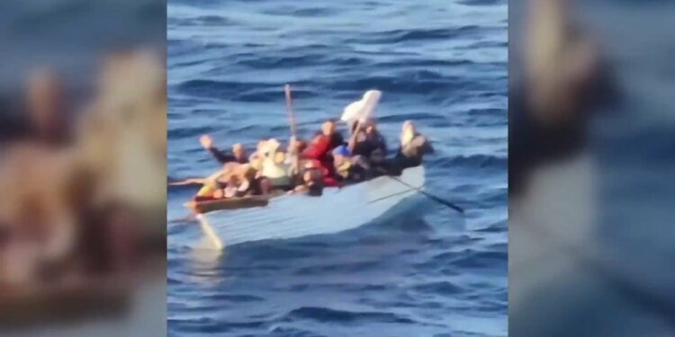 Rescate de migrantes cubanos en las costas de Florida desde un crucero turístico