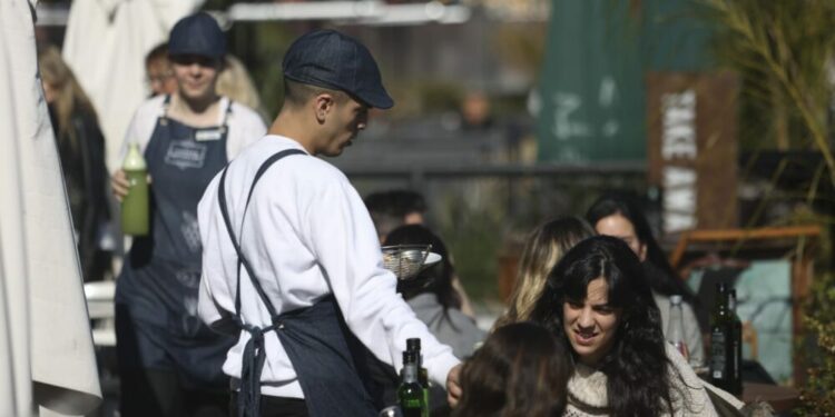 Restaurantes y hotelería, entre los sectores con mejores expectativas de empleo en Argentina