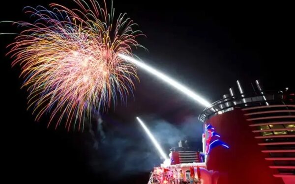 Revelan nuevo espectáculo de fuegos artificiales en Disney Cruise Line para aniversario de plata