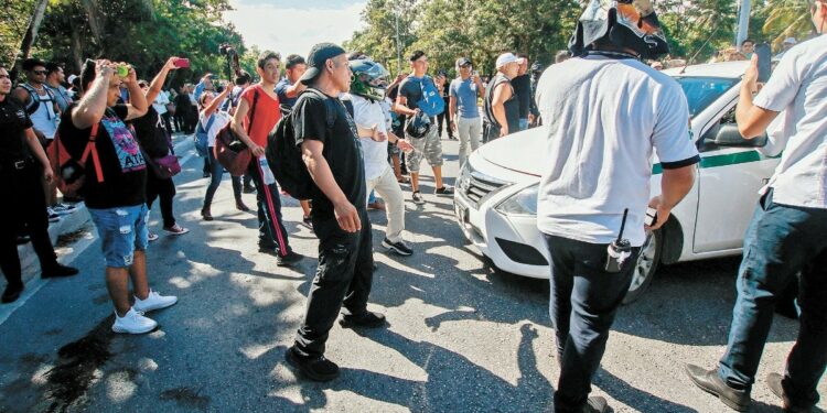 Revertir alerta de viaje de EU a Cancún por el conflicto Uber-taxistas llevará 6 meses