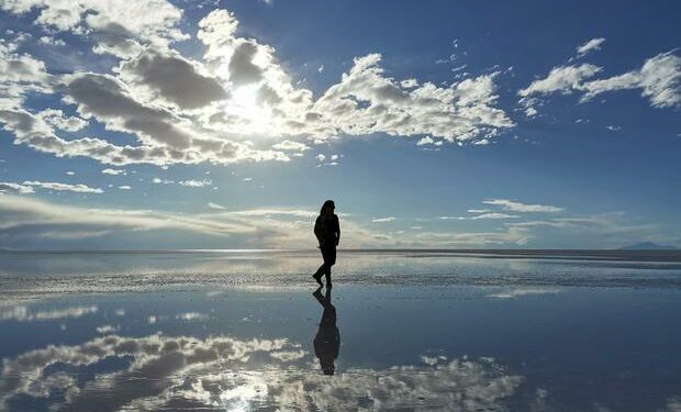 Vístete en capas, con ropa ligera para el día y abrigo para la noche. Usa botas de jebe en el salar.