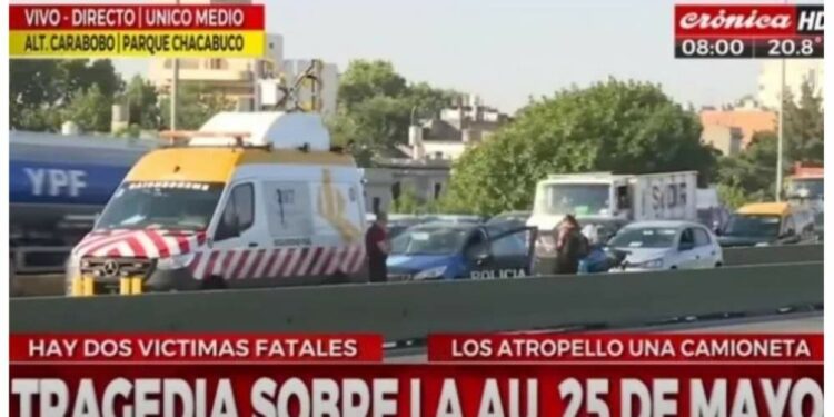 Se bajaron a discutir en la autopista, los chocó una combi y murieron