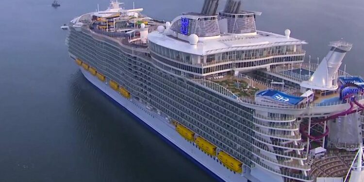 Se desborda piscina de lujoso crucero en alta mar