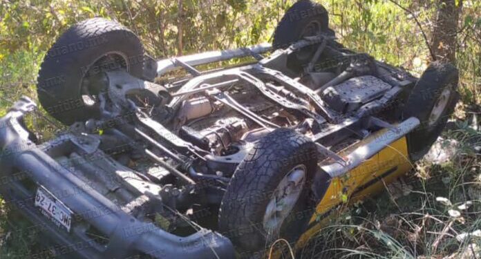 Se volcó camioneta cerca del crucero a Talpa
