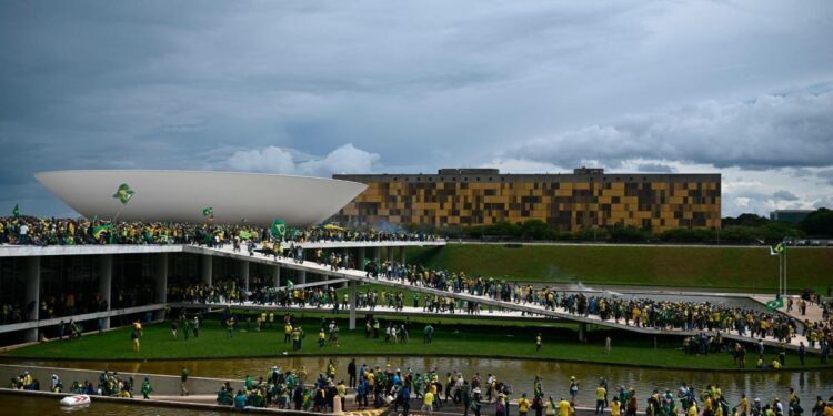 Seguidores de Bolsonaro intentan derrocar al presidente brasileño Lula da Silva