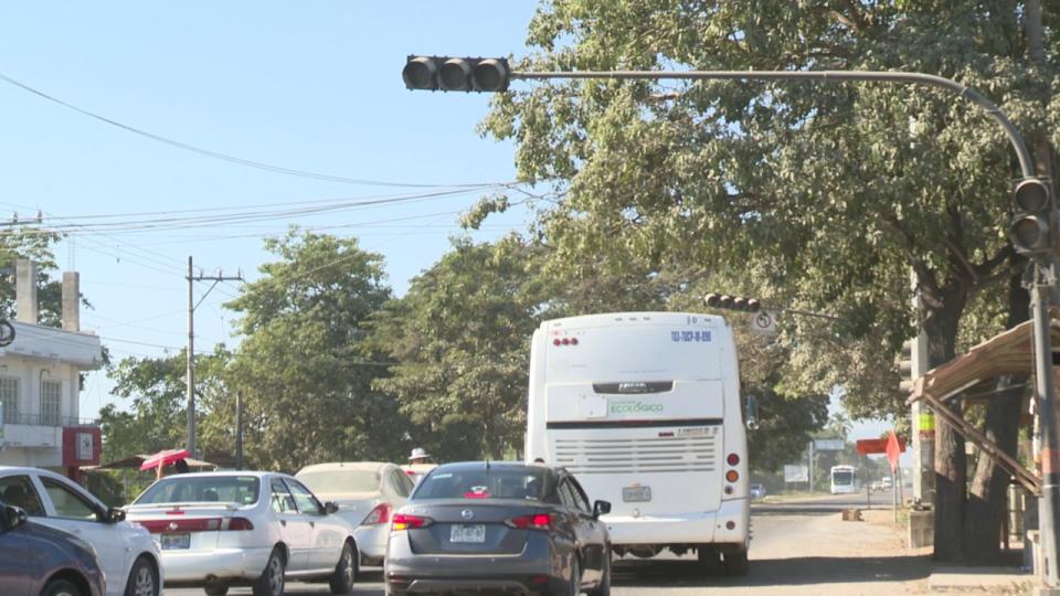 Semáfooros apagados en el cruce del Cuc