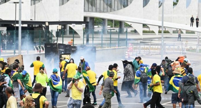 Simpatizantes de Bolsonaro invaden el Congreso brasileño en una manifestación contra Lula