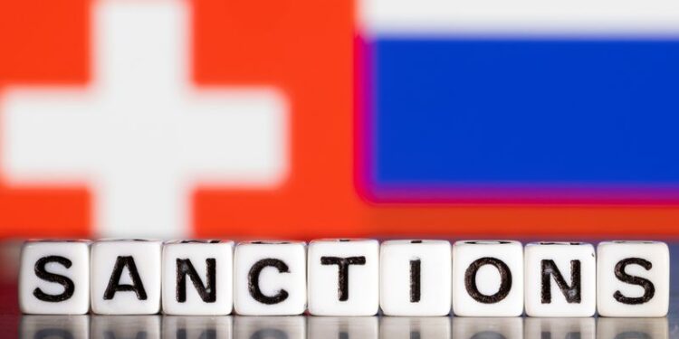 FOTO DE ARCHIVO. Imagen de ilustración de letras de plástico en las que se lee "Sanciones" delante de los colores de las banderas de Suiza y Rusia. 28 de febrero de 2022. REUTERS/Dado Ruvic