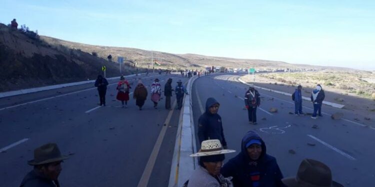 Suspenden viajes al occidente por bloqueo en Caihuasi
