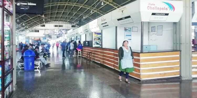 Terminal suspende viajes a Santa Cruz por los bloqueos