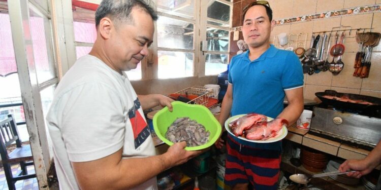 Tripulantes de cruceros cocinan en el mercado de Mazatlán