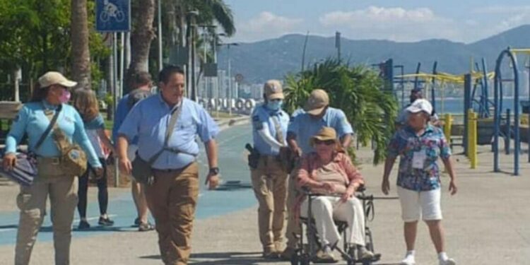 Turista extranjero que llegó en crucero sufre accidente en la Roqueta - El Sol de Acapulco