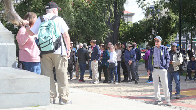 Turistas del crucero Norwegian Star en la Plaza de Armas
