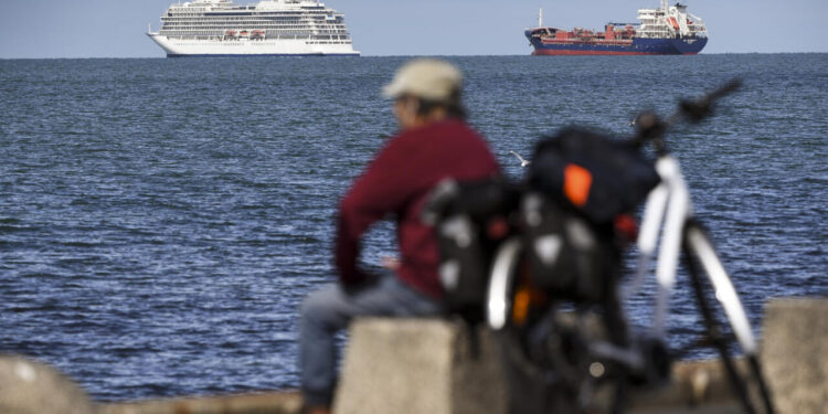 Un crucero bloqueado cerca de Australia y Nueva Zelanda por "crecimiento marino" en el casco