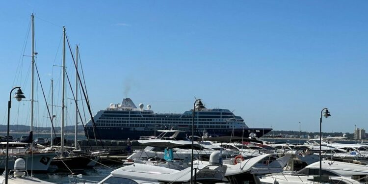 Las 564 parejas se embarcaron en Río de Janeiro para pasar fin de año frente a la costa de Brasil. Luego, navegaron hacia el sur hasta llegar a Punta del Este, Montevideo y con destino final en Buenos Aires (Gentileza El Observador de Uruguay)