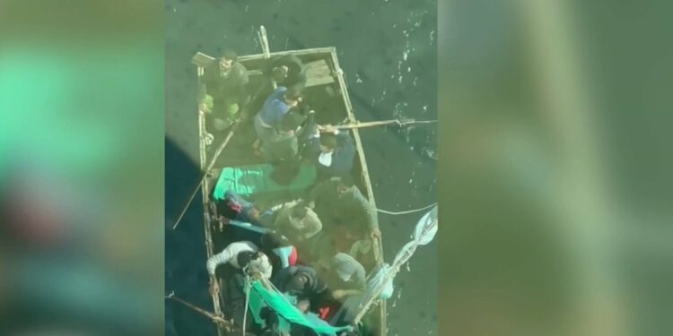 Un crucero rescata a un grupo de 17 migrantes cubanos – Telemundo Miami (51)