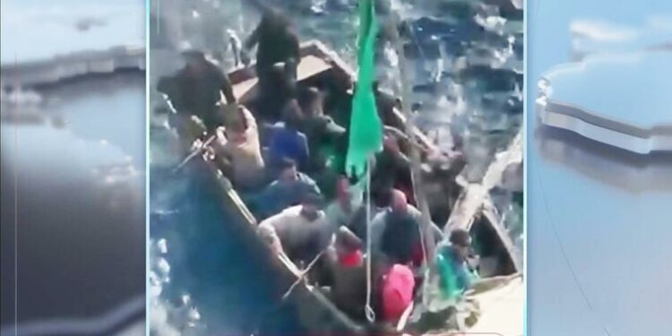 Un crucero rescata a un grupo de migrantes en altamar