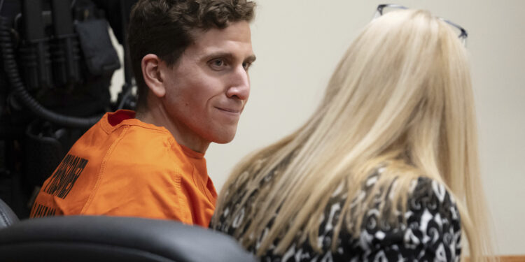 Bryan Kohberger, izquierda, que es acusado de asesinar a cuatro estudiantes de la Universidad de Idaho en noviembre de 2022, mira a su abogada, la defensora pública Anne Taylor, derecha, durante una audiencia en la Corte de Distrito del Condado Latah, el jueves 5 de enero de 2023, en Moscow, Idaho. (AP Foto/Ted S. Warren, Pool)