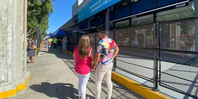 Adriana y su pareja esperaron a dos alemanes en la puerta de la terminal (Foto: TN).