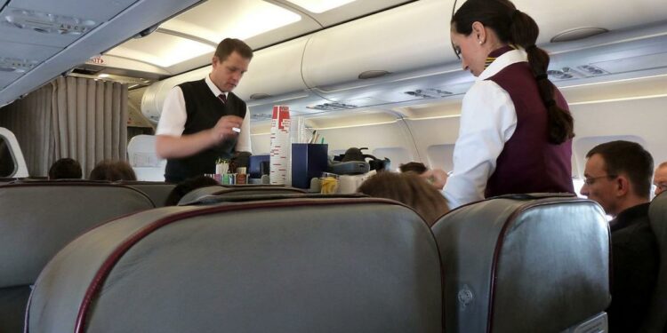 Imagen de dos auxiliares de vuelo preparando cafés.