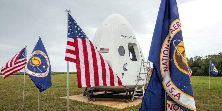 Una nave Dragon de SpaceX regresa de la EEI con material científico