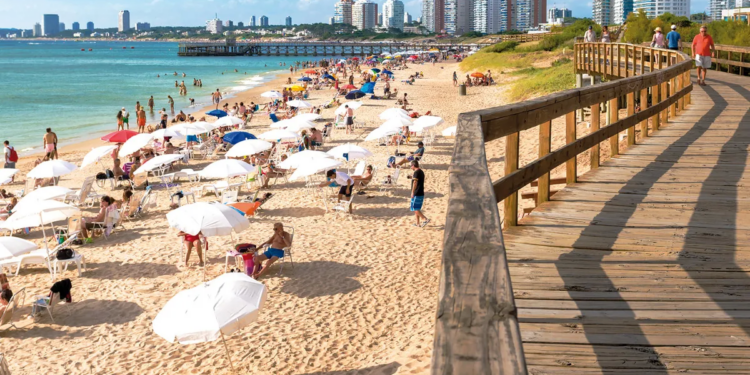 Uruguay recibe cada vez más turistas argentinos