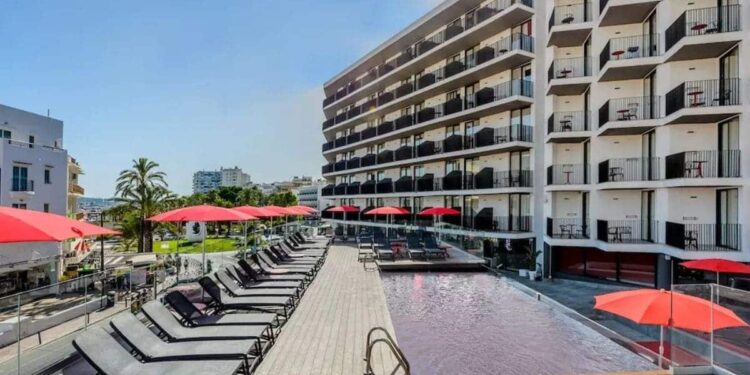 Piscina y habitaciones del Hotel Vibra Piscis, alojamiento que ofrece Viajes El Corte Inglés en Ibiza