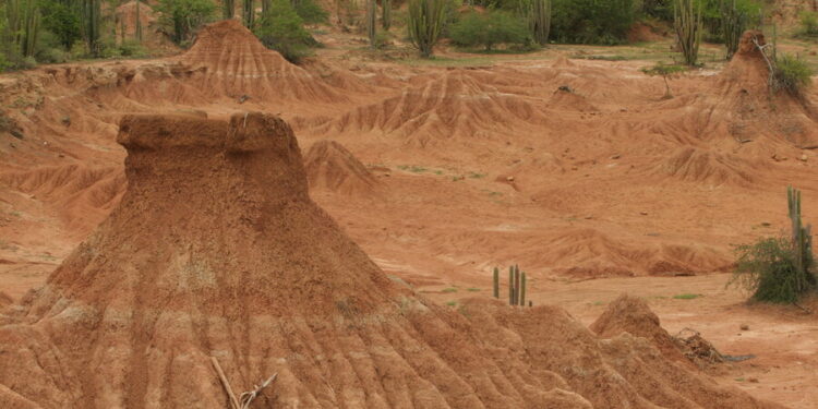 Imagen de archivo. El Desierto de la Tatacoa, en Huila, es uno de los mejores destinos para viajar en temporada baja, según Booking. Colprensa
