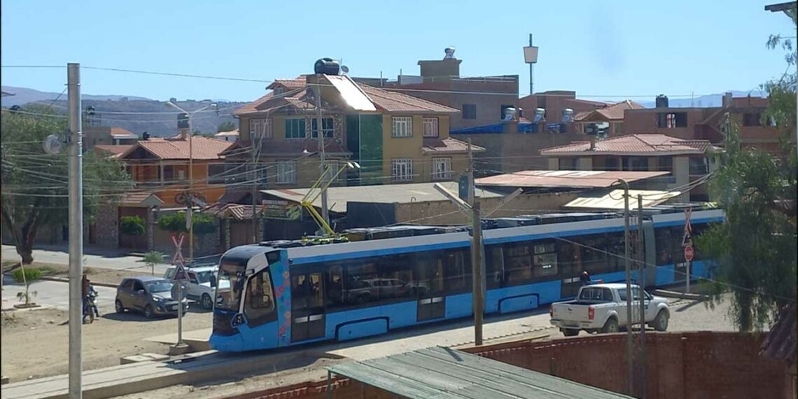 Viajes del Tren Metropolitano se reanudan tras solución de problemas técnicos - Cochabamba