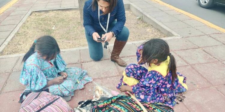 Vigila DIF Municipal los cruceros con programa La calle no es su lugar