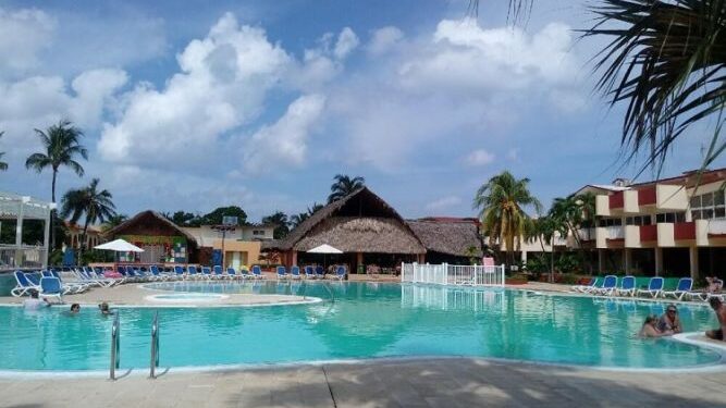 Villa Tortuga de Varadero  primero en Cuba como hotel “pet friendly” • Trabajadores