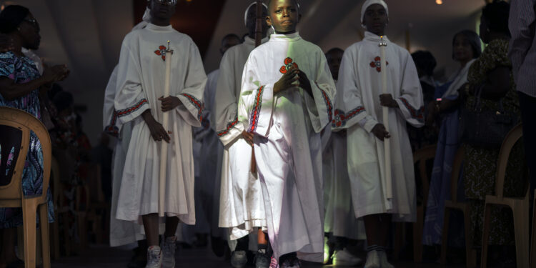 Una misa matinal finaliza en el anexo a la Catedral de Nuestra Señora de Congo en Kinshasa, República Democrática de Congo, el 29 de enero de 2023. (AP Foto/Jerome Delay)