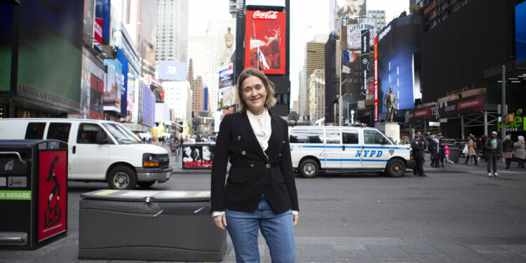 La consejera de Cultura, Turismo y Deportes, Marta Rivera de la Cruz, posa en Times Square, la semana pasada durante su viaje para promocionar la Comunidad de Madrid en Estados Unidos.