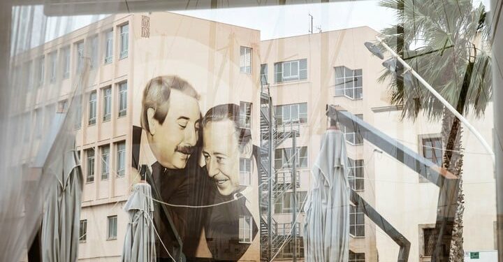 Un mural retrata a Giovanni Falcone y Paolo Borsellino en Palermo. Foto: AP