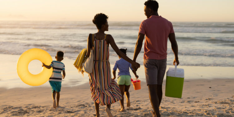 Vista posterior de padres afroamericanos con mantas y fresco
