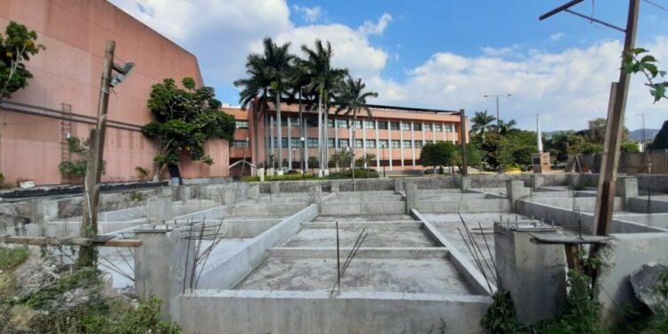 obra en el Congreso sigue detenida y con polémica