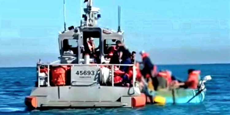 otro bote con 22 personas sigue perdido
