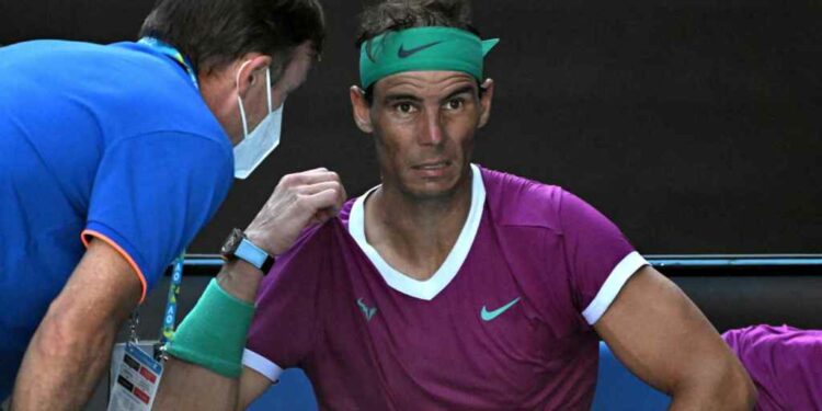 Nadal, recibiendo atención médica durante el partido ante Shapovalov por un golpe de calor.