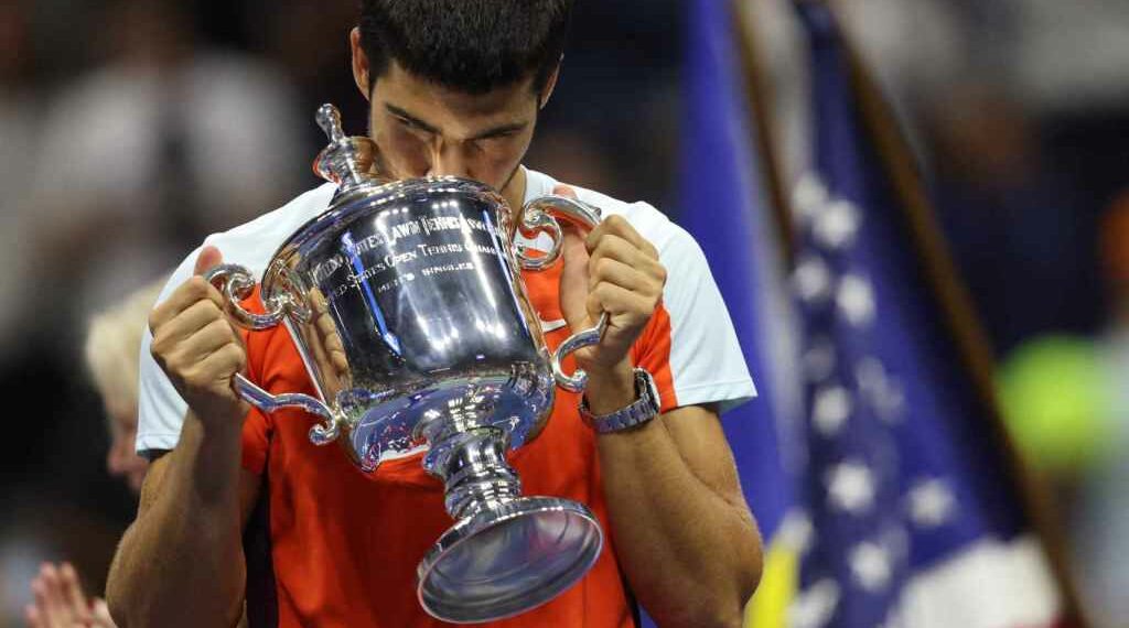 Carlos Alcaraz con el título del US Open