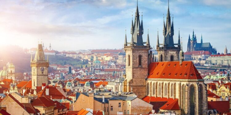 Praga, capital de República Checa, es uno de los destinos turísticos de Europa más visitados