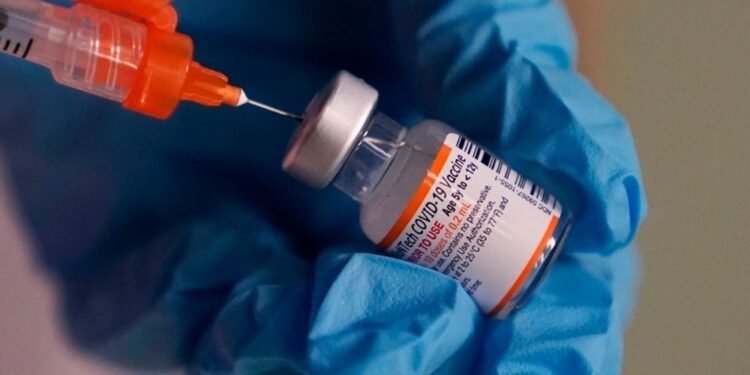 ¿Artralgia? Entre los efectos secundarios de las vacunas Pfizer y Moderna