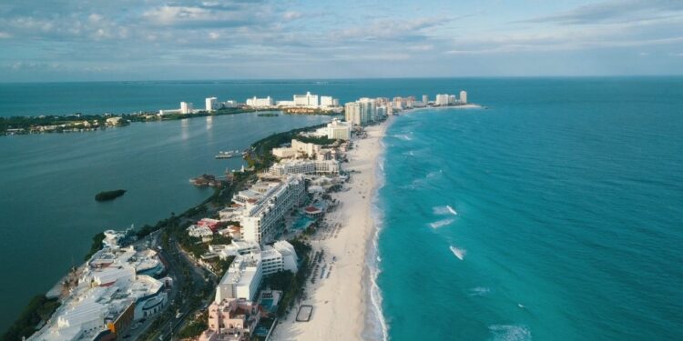 ¿Cómo llegar a la zona hotelera de Cancún desde el Aeropuerto Internacional de Cancún?