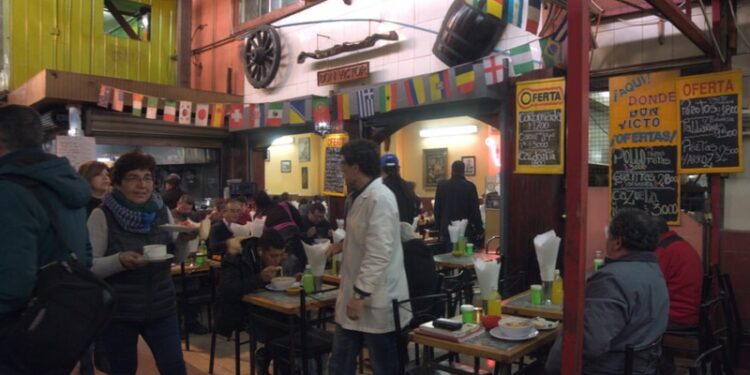 ¿Dónde y qué comer en Santiago?: las cinco propuestas de tres expertos gastronómicos