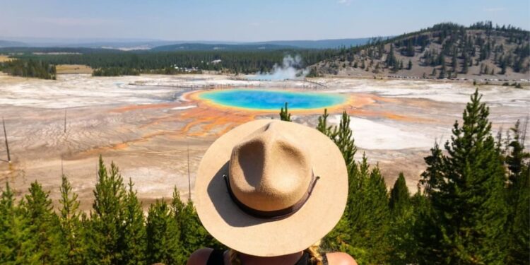 Chica con sombrero en Yellowstone National Park