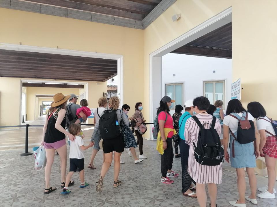Turistas visitando zona de la marina en Puerto Vallarta