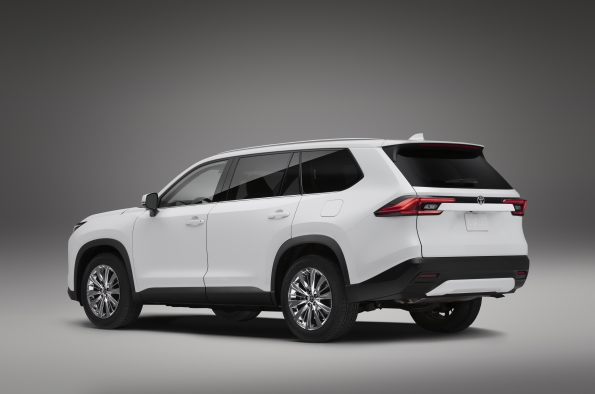 Toyota Grand Highlander-trasera-3-4