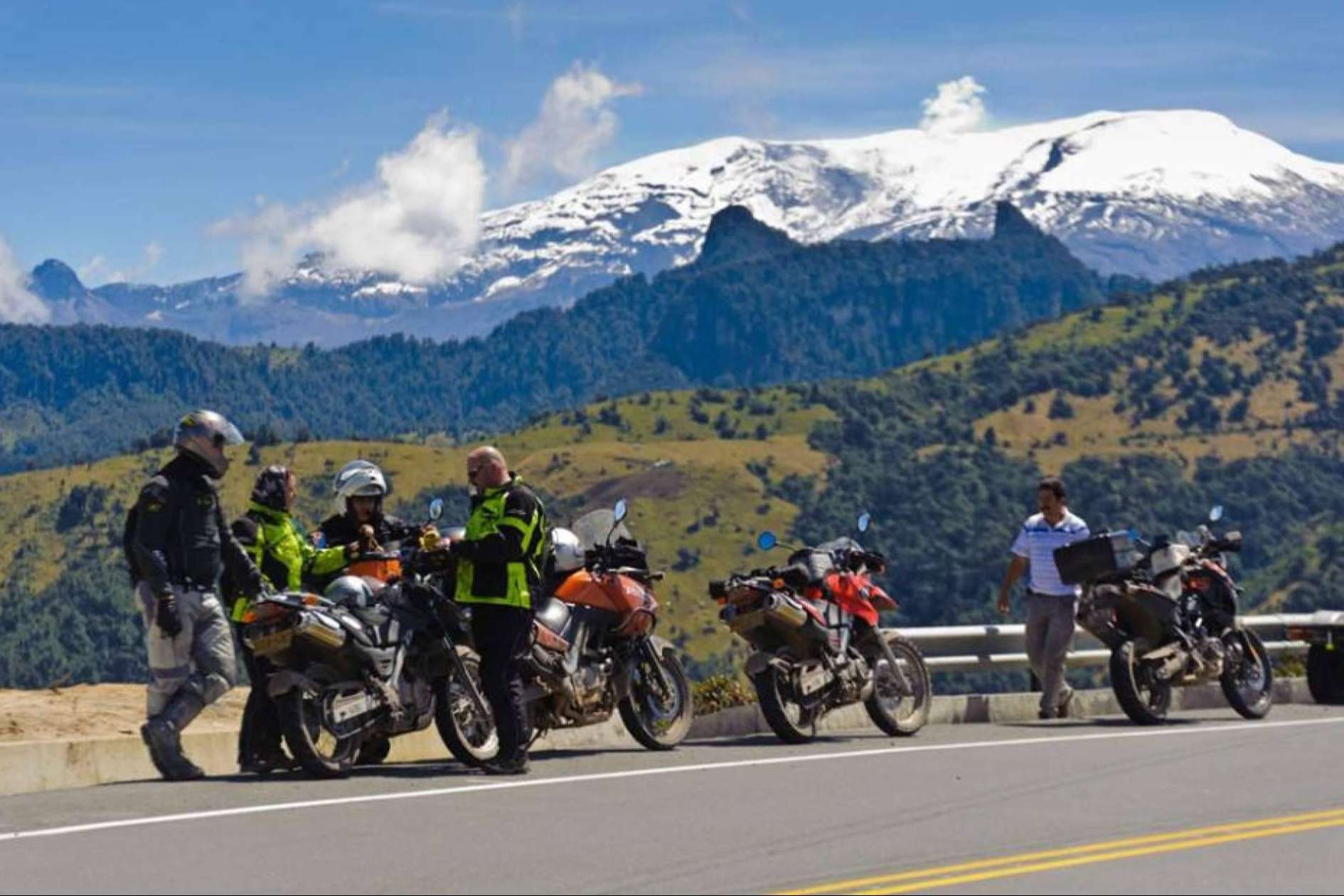 Viajes en moto para presenciar la belleza natural de Colombia, con