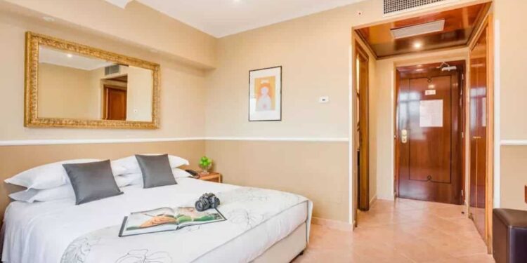 Habitación de Raeli Hotel Archimede, el hotel que ofrece Carrefour Viajes en Roma
