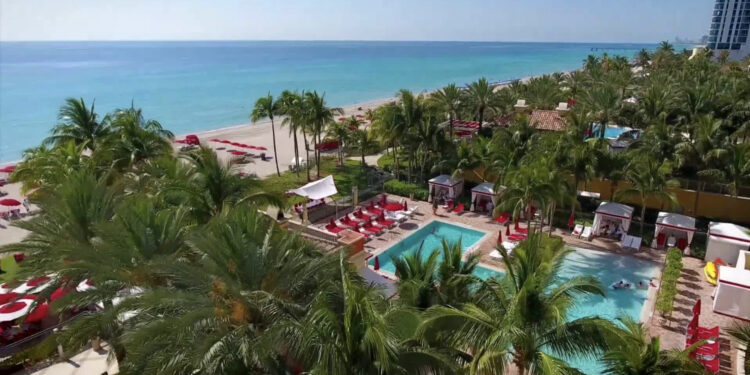 Entre sus varias piscinas, Acqualina Resort cuenta con una solo para adultos. (Acqualina Resort)